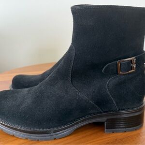 Elegant La Canadienne Black Suede Ankle Boots